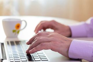 Sněmovna kupuje 430 přenosných počítačů pro nové poslance - Seznam Zprávy